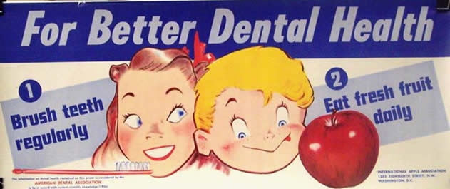 Caricatura de dos niños y una manzana roja que dice "Para una mejor salud dental, cepíllese los dientes con regularidad, coma fruta fresca todos los días".
