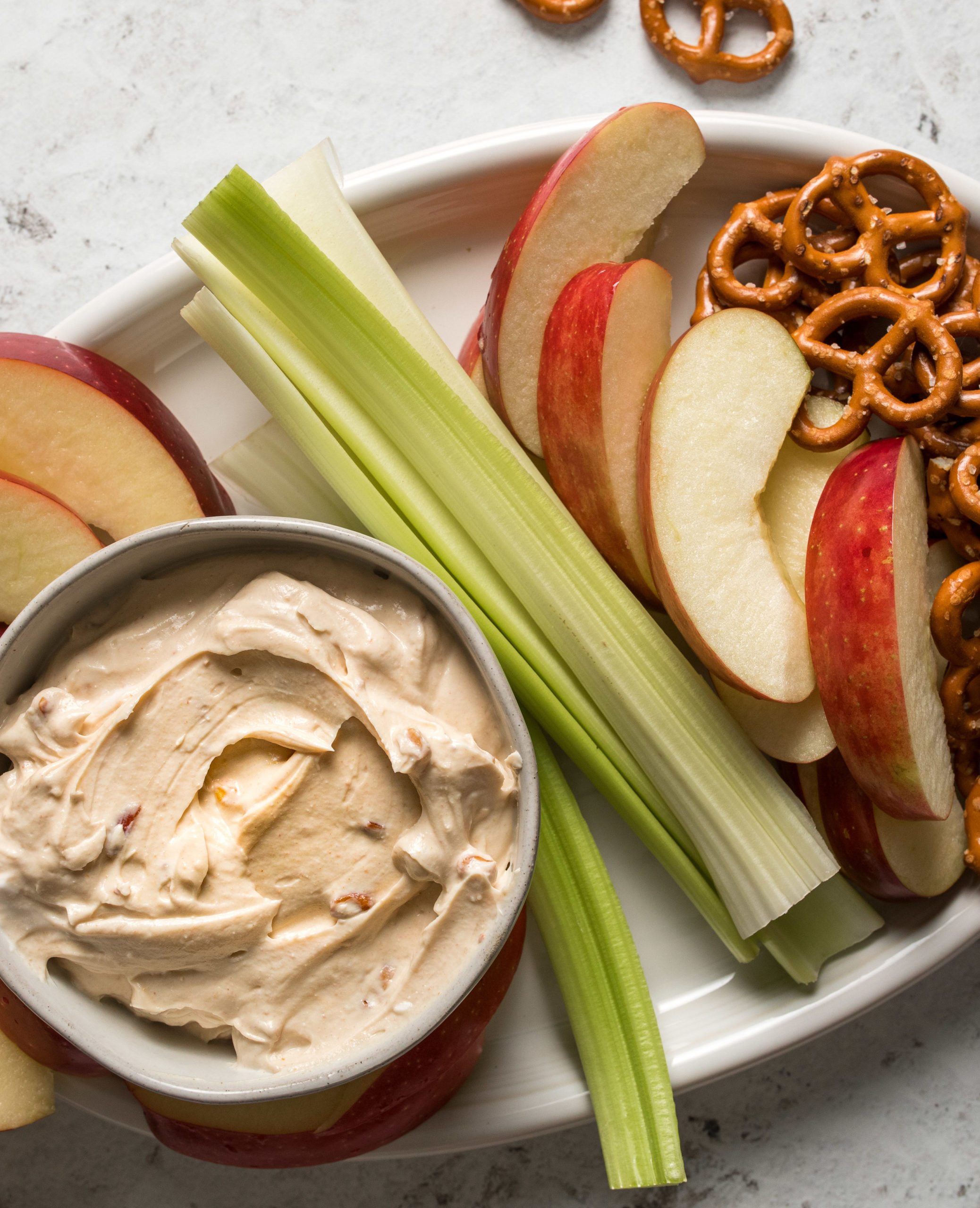 Bandeja de refrigerios para después de la escuela con receta de salsa de  yogur y mantequilla de maní - Washington Apples